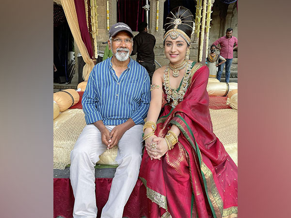 Trisha Krishnan shares picture with Mani Ratnam from 'Ponniyin Selvan 2' set