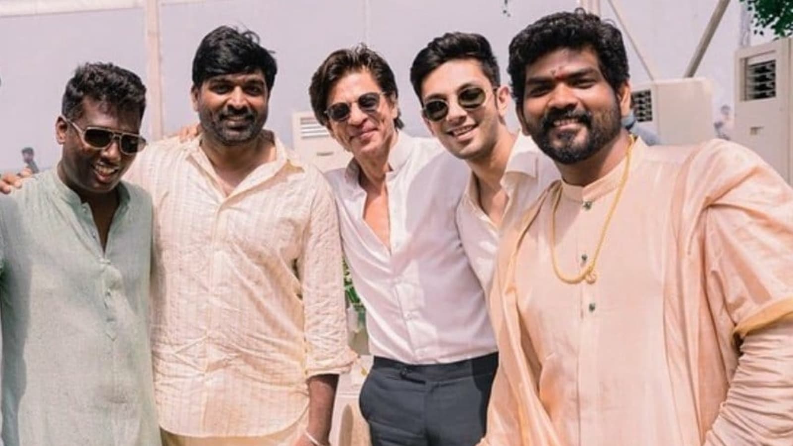 Shah Rukh Khan poses with Vijay Sethupathi in unseen pic from Nayanthara  wedding ,  Bollywood - Hindustan Times