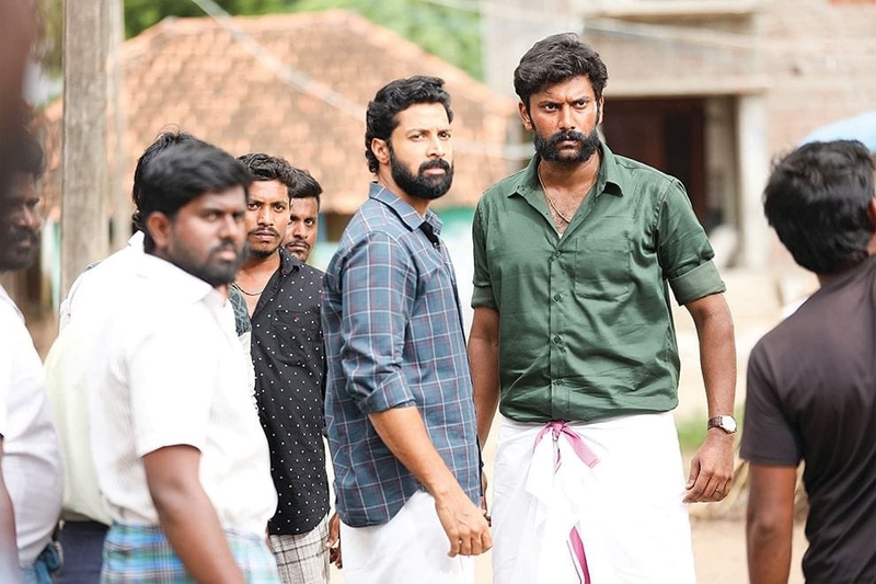 Kazhuvethi Moorkkan review. Kazhuvethi Moorkkan Tamil movie review, story, rating - IndiaGlitz.com